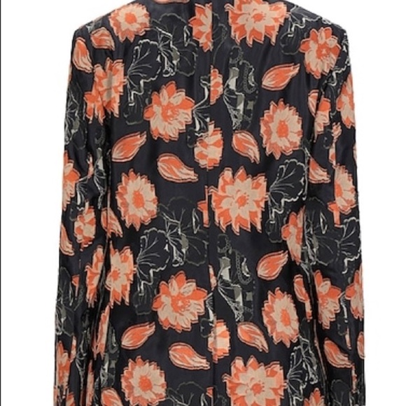 FLASH SALE $3,000 Brand New Salvatore Ferragamo Floral Blazer
Size: 36 - Picture 7 of 13